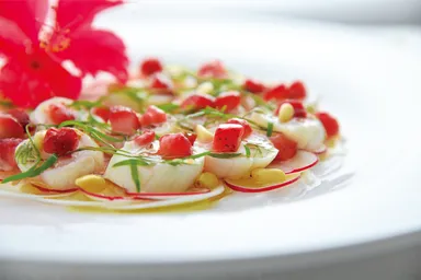 ハイビスカス塩使用「帆立とかぶのいちごソースカルパッチョ」