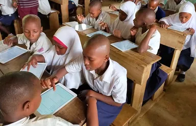 i-Padでアンケートに答えている様子