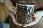 お持ちの容器にコーヒー豆をお詰めします