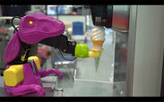 (3)ロボットがソフトクリームを巻く