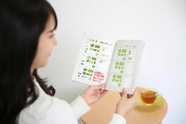 毎日の食事を参考書に記入して管理