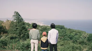 小田原の街を見つめる家族