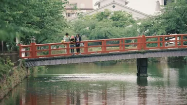 小田原城　お堀の赤い橋にて