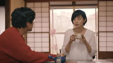 ゲストハウスで談笑する母親ケイコとオーナーさん