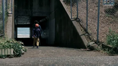 トンネルを抜け、海へと向かう父と息子