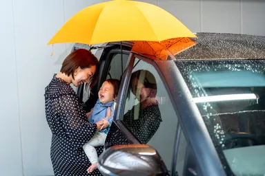 赤ちゃんを支えながらの乗せ降ろしに