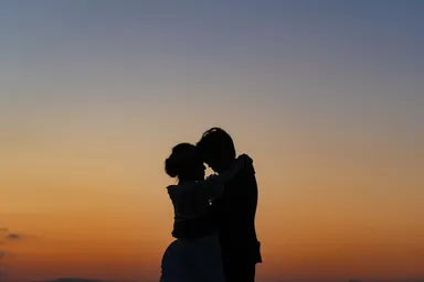 ムードたっぷりのシルエットショットも