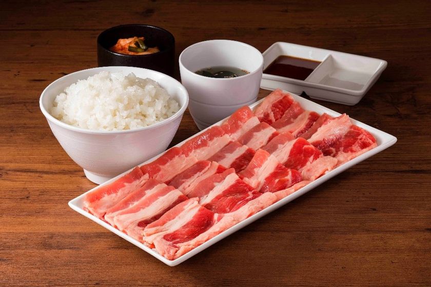 ～一人一台のロースターでリーズナブルに「ひとり焼肉」が楽しめる～
『焼肉ライク難波なんさん通り店』が８月２日（月）オープン！