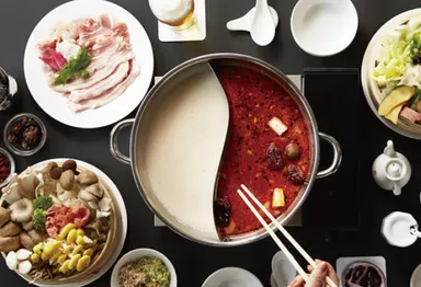 【薬膳火鍋】厳選した季節の食材がたっぷりと入っています