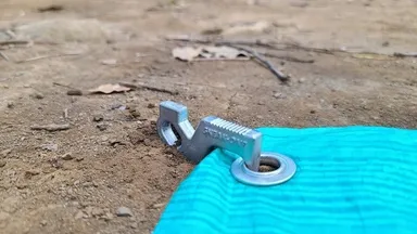 レジャーシートなど押える