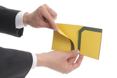 スリムで丈夫な二つ折りウォレット