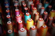 耐久性に優れた、美しい発色の高級輸入糸を使用