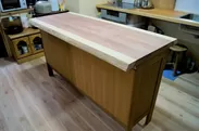 吉野杉の一枚板を使用したキッチンカウンター