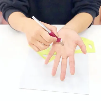 手に押し当てても、手は切れない