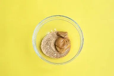 1. ピーナッツバターと味噌、ブラウンシュガーをボウルに入れすりまぜる