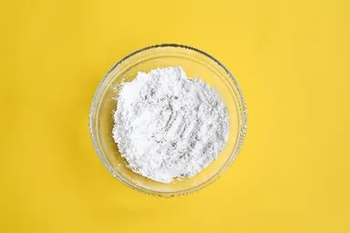 2. 米粉、片栗粉ベーキングパウダーを1に入れ混ぜる