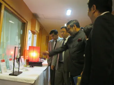 日本の伝統工芸品に興味を示すシャルマ大臣