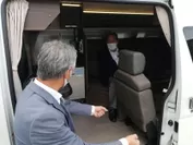 伊藤市長(奥)に車両説明を行う、当社代表増田