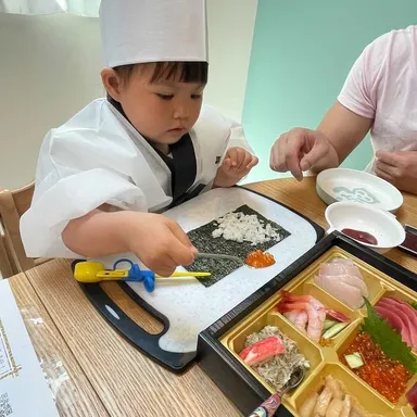 白衣を着て楽しい寿司職人体験