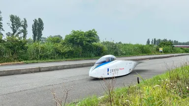 「ワールド・グリーン・チャレンジ」で走行する5号機Eagle