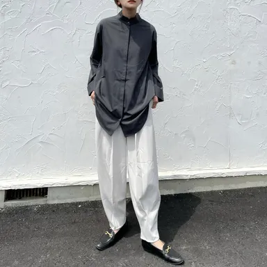 スタンドカラーブラウス／￥8,910(税込)