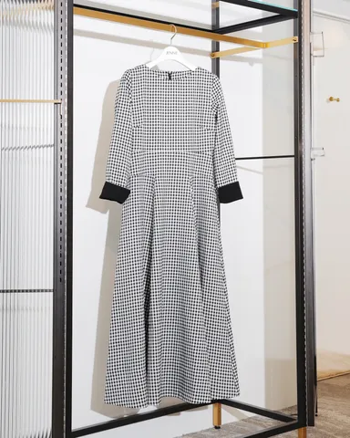 美シルエット長袖フレアワンピース 19,800円