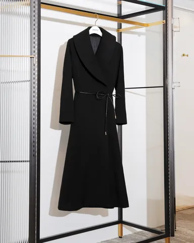 エレガントカラーフレアコート　27,000円