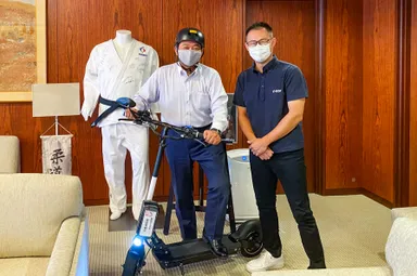 写真：清元 秀泰姫路市長とE-KON代表　岡田 慶太