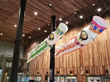 沿線の幼稚園児の作品とコラボレーションしたこいのぼり展示 (なにわ橋駅2019年)