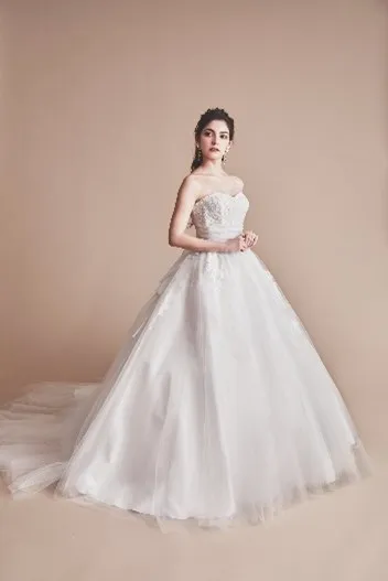 正統派からトレンドまで豊富なコレクションを誇るドレス