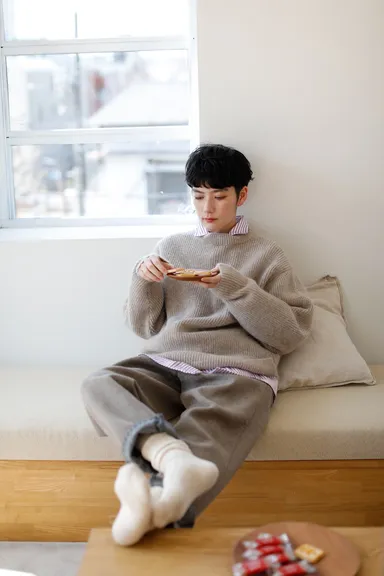 ベビーアルパカ100％のガンジーセーター￥35,200＊10月発売、ウールパンツ￥55,000＊10月発売(全て税込)