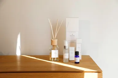 上質なおうち時間を演出するに欠かせないフレグランスもラインナップ。ディフューザー￥9,900、エアスプレー￥3,300、エッセンシャルオイル￥3,300(全て税込)