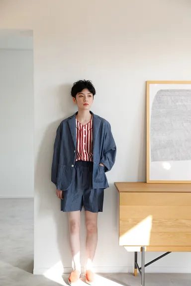 国産ダンガリー生地は着心地にこだわった＆ease別注生地。シャツジャケット￥17,600、ベースボールシャツ￥26,400、ショートパンツ￥13,200、スリッパ￥17,600(すべて税込)