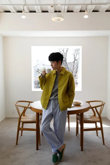 撥水生地を使用したコーチシャツ￥25,300、スウェットシャツ￥25,300、パンツ￥23,100(全て税込)