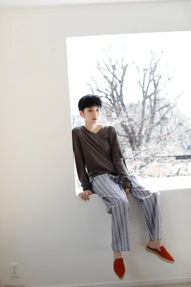 洗える天然素材絹100％で編み上げたVネックニット￥39,600＊9月発売、パンツ￥25,300、スリッパ￥17,600(全て税込)