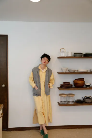 左前仕立てのシャツワンピース￥31,900＊9月発売、スリッパ￥17,600、ニットベスト￥35,200＊10月発売(全て税込)