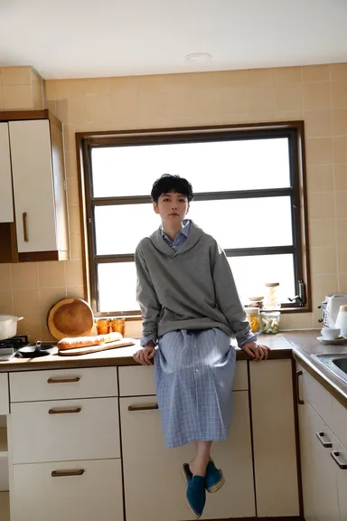 セーラーカラーのスウェットシャツ￥28,600＊9月発売、スリッパ￥17,600(全て税込)