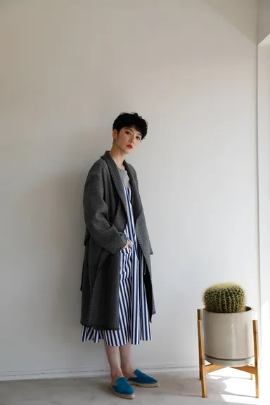 プルオーバータイプのワンピース￥30,800、ウールのガウン￥79,200＊10月発売、スリッパ￥17,600(全て税込)