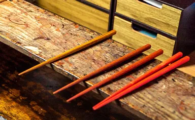 仕上げは高級感あふれる漆塗りで