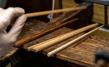 木工のプロと漆塗りのプロがタッグを組んで生まれた、職人手作りの逸品を皆様にお届けいたします。