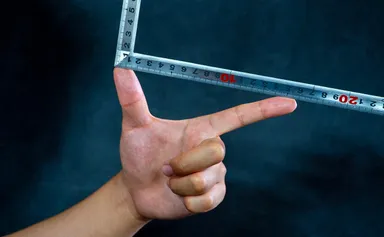 お客様には一咫半を図っていただきまして、当社木工技術者がぴったりの長さにカットいたします。