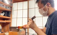 神奈川県は横須賀の漆塗り職人、堀田洋二さんに仕上げの塗りを行っていただいております。