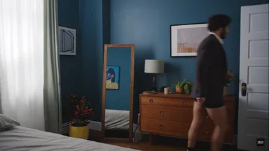 ズボンを穿かず部屋を出る男性