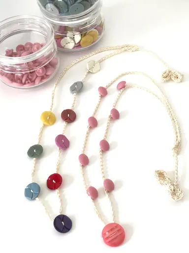 ボタンのネックレス