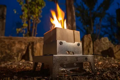 吹き上げる炎を楽しむ『吹火台2×4STOVE』