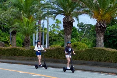 電動キックボードでの移動シーン