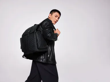 ウルトラブラック ビッグエンブレム バックパック　￥218,900