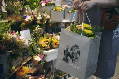 スタッフが直接お届けいたします