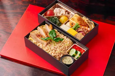 賛否両論の和ドカ弁鶏づくしご飯