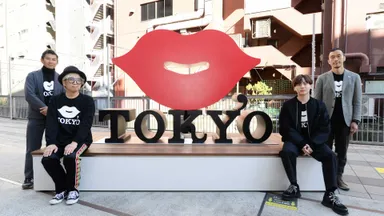 KISS, TOKYOロゴのベンチオブジェ